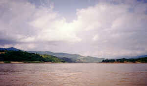 Hochwasser im Mekong bei Houisai, Provinz Bokeo in Laos  (5.2 K)