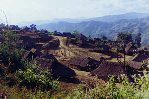 Bergdorf des Akha-Volks in der Provinz Chiang Rai, Nord-Thailand  (15.5 K)