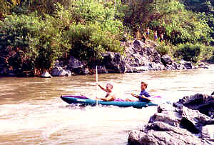 Kajak auf dem Mae-Kok-Fluss (Maenam Kok), Provinz Chiang Rai, Nordthailand  (14.3 K)