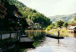 Fluss bei Mae Sai, an der Grenze Thailand-Burma (Myanmar), Nordthailand  (14.3 K)