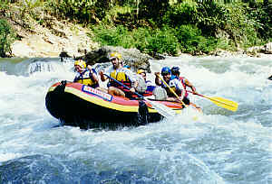 Schlauchboot-Rafting auf dem Pai-River (Maenam Pai), Provinz Mae Hong Sorn, Nord-Thailand.