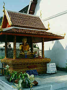 Sitzende bronzene Buddha-Statue beim Wat Chedi Luang, Chiang Mai  (11.5 K)