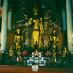 Phra Attharasa, 9 Meter hohe, bronzene Buddha-Statue im Haupt-Viharn von Wat Chedi Luang  (12.1) K