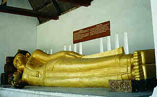 Liegender Buddha, 8,7 Meter lang, 2 Meter hoch, vergoldet, Wat Chedi Luang  (7.6 K)