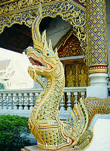 Naga am Haupteingang des Viharn von Wat Phra Sing, Chiang Mai  (16.1 K)