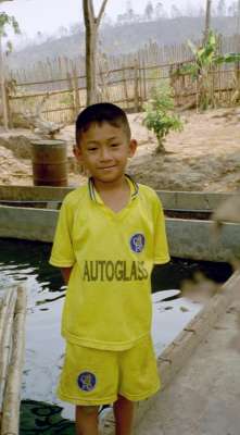 Mae Na Chorn, Chiang Mai Provinz, Thailand: Ein glücklicher Junge,  dem man seine Behinderung nicht ansieht.