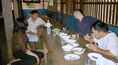 Mae Na Chorn, Chiang Mai Provinz, Thailand: Essen mit einem kleinen Teil der Grossfamilie und Ralf.