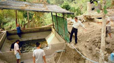 Mae Na Chorn, Chiang Mai Provinz, Thailand: Das Zuchtbecken wird mit Wasser gefüllt.