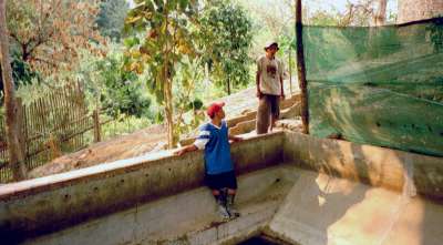 Mae Na Chorn, Chiang Mai Provinz, Thailand: Das Zuchtbecken wird mit Wasser gefüllt.