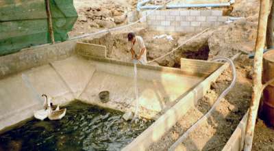 Mae Na Chorn, Chiang Mai Provinz, Thailand: Das Zuchtbecken wird mit Wasser gefüllt.